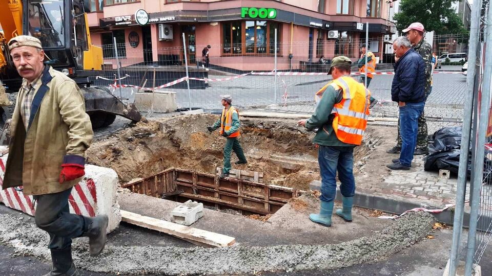 У Луцьку біля історичного факультету стався обвал труби. Рух транспорту заборонили