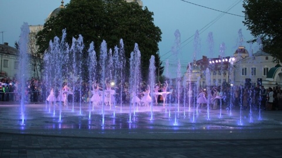 Як у Луцьку відкривали світломузичний фонтан. Фото, відео