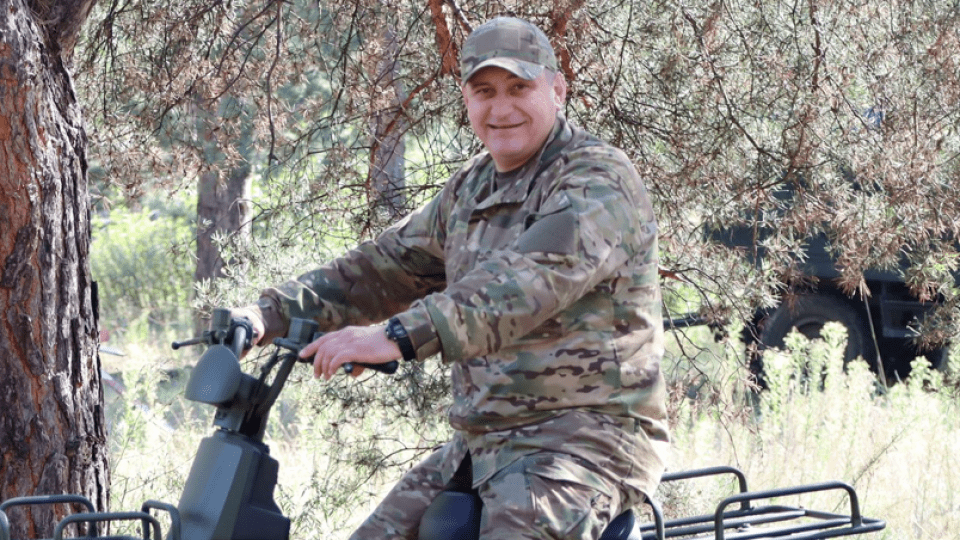 Командир роти Ковельського батальйону 100-ї бригади їздить між позиціями на електромопеді