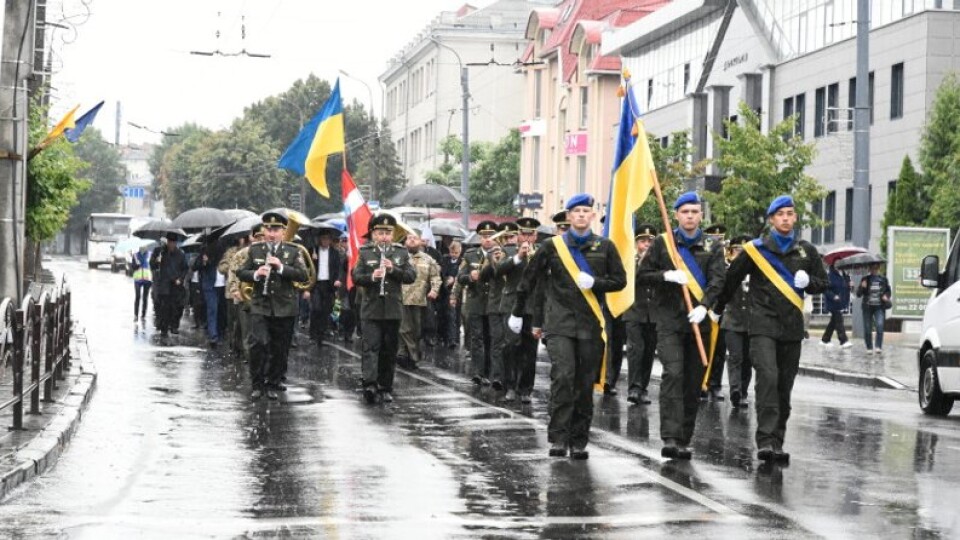 У Луцьку під дощем відбувся марш захисників. Як це було