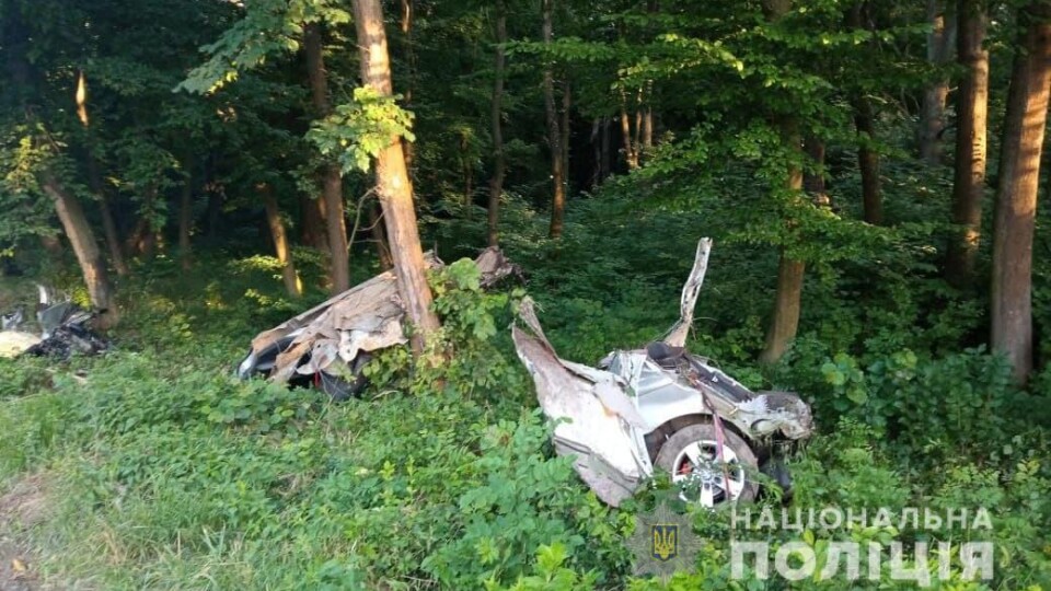 Водій помер, пасажир – у реанімації. На Волині автівку розірвало від удару