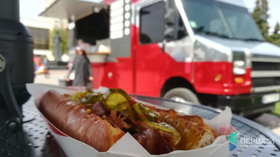 У центр Луцька вперше виїхала кухня на колесах «Забіяка BBQ». Ми спробували їхній сендвіч