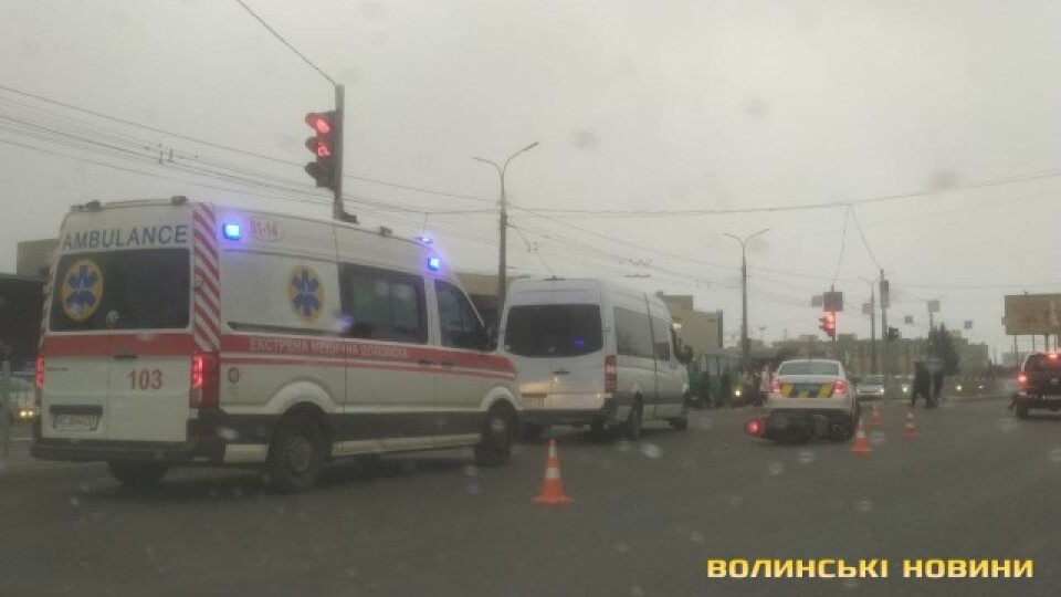 У Луцьку на проспекті Соборності водій буса зіткнувся зі скутеристом. Рух ускладнений