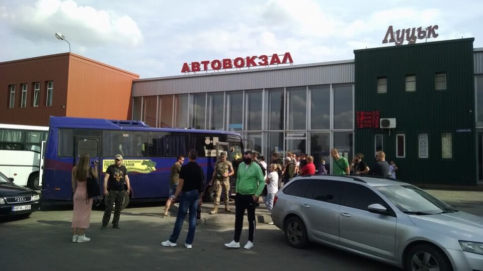 «Не хоче безкоштовно возити ветеранів АТО». У Луцьку на автостанції активісти заблокували автобус