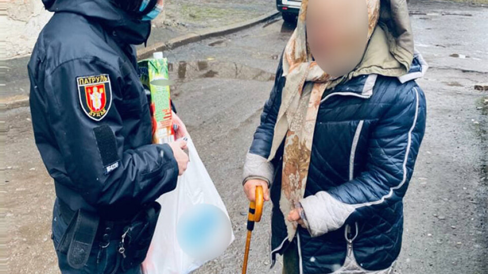Давно не їла, коштів не було: у Луцьку бабуся втратила свідомість у власній квартирі