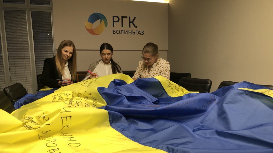 «Зігріємо наших»: волинські газовики передали буржуйки, теплі речі та малюнки військовим 