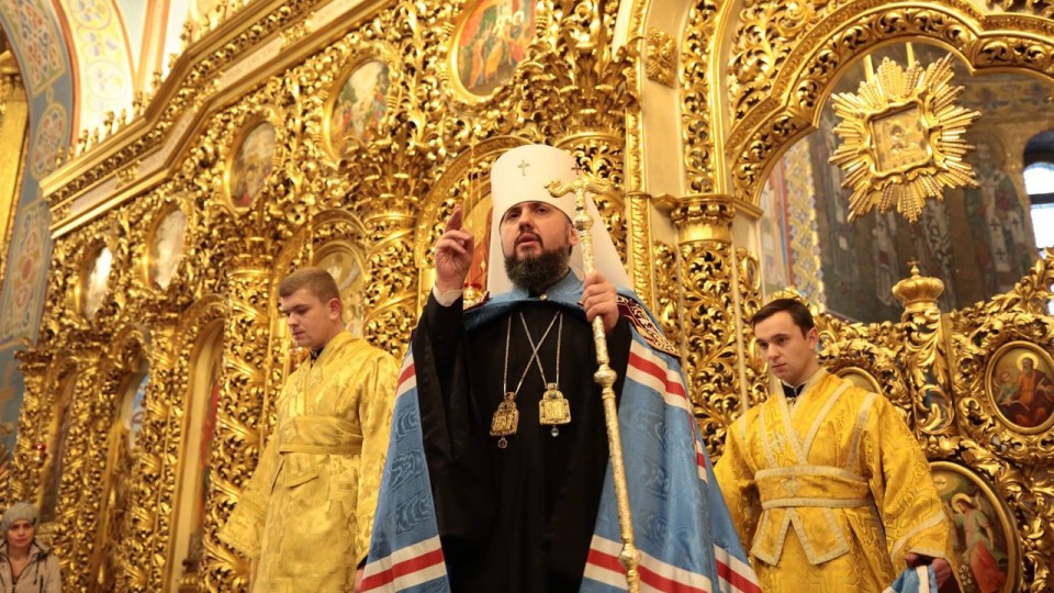 Сидіти на службі у церкві можна, – Епіфаній