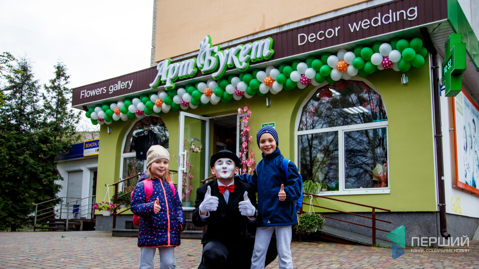 У Луцьку відкрили новий квітковий магазин: продають троянди з Еквадору і хризантеми з Голландії