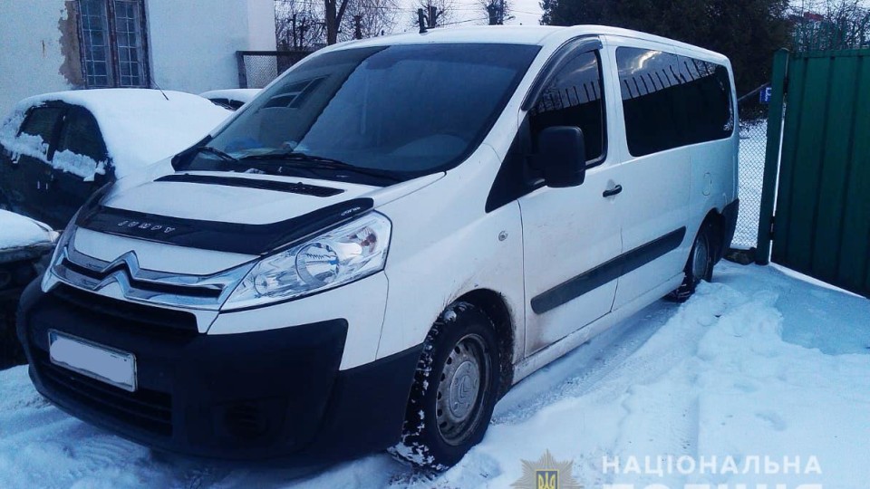 На Волині затримали бус,  завантажений дубовими колодами. ФОТО