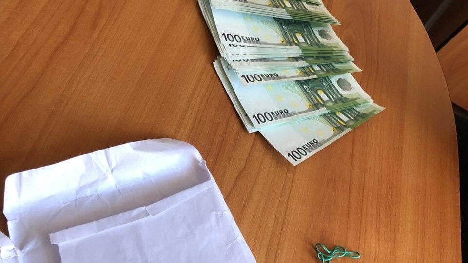 На Рівненщині затримали чоловіків, які збували фальшиві євро на Волині