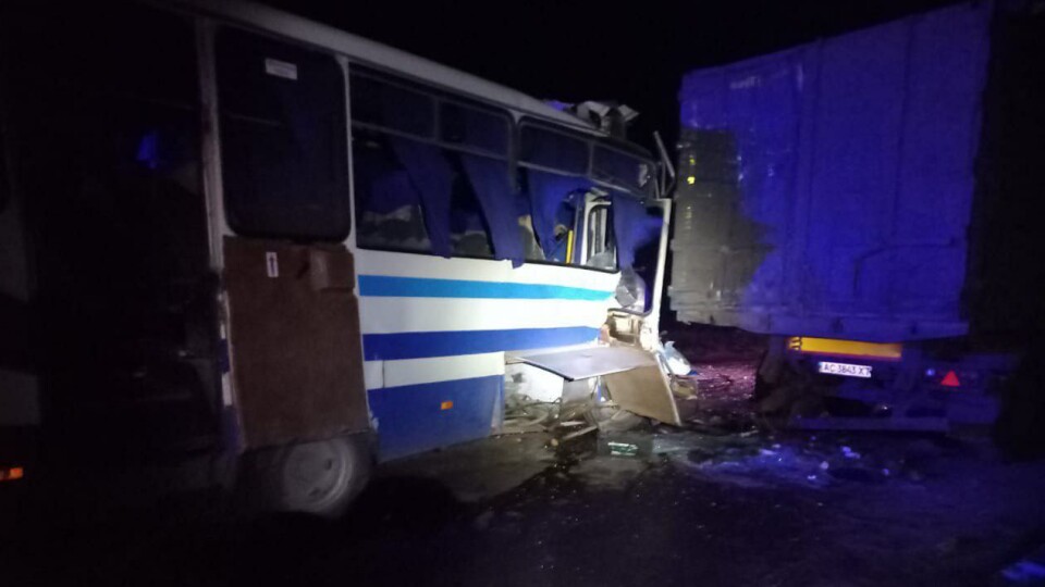 На трасі Луцьк-Горохів зіткнулися пасажирський автобус і вантажівка. ФОТО