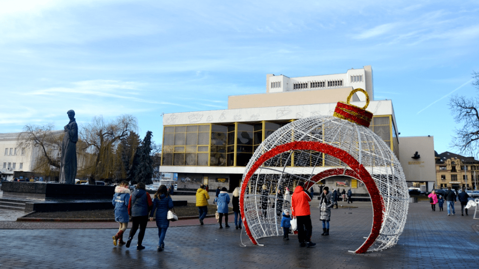 «Ширпотреб» на Театральному. Переказуємо суперечку луцького бізнесмена Корсака з чиновниками
