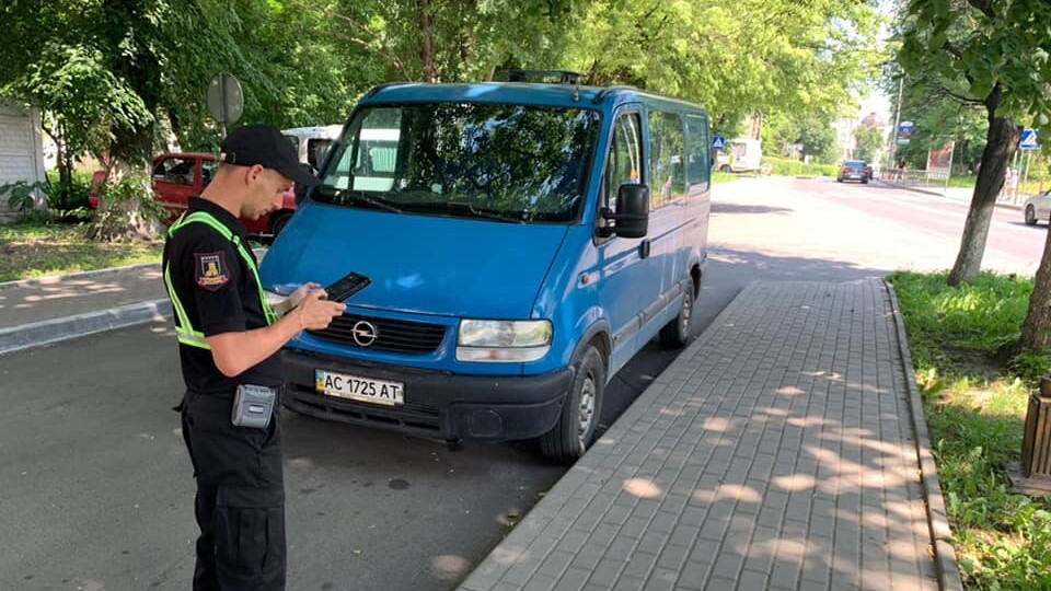 Інспектори з паркування взялися за спальні райони Луцька