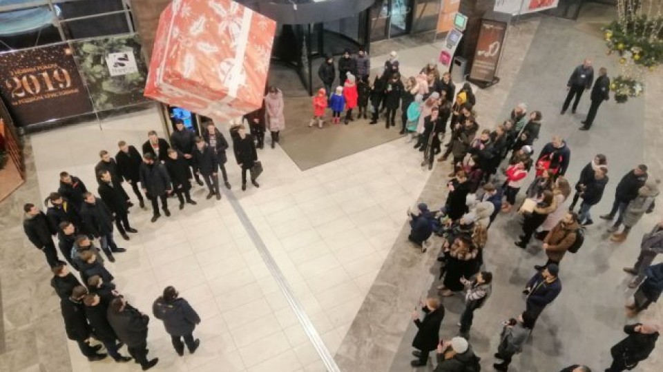 У луцькому торгово-розважальному центрі організували флешмоб із колядками. ВІДЕО
