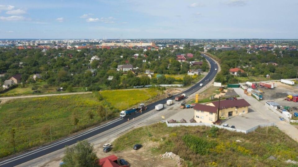 Під Луцьком ремонтують міжнародну дорогу. Показали, як вона змінилася