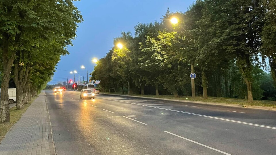 У Луцьку на Набережній встановили сучасне освітлення