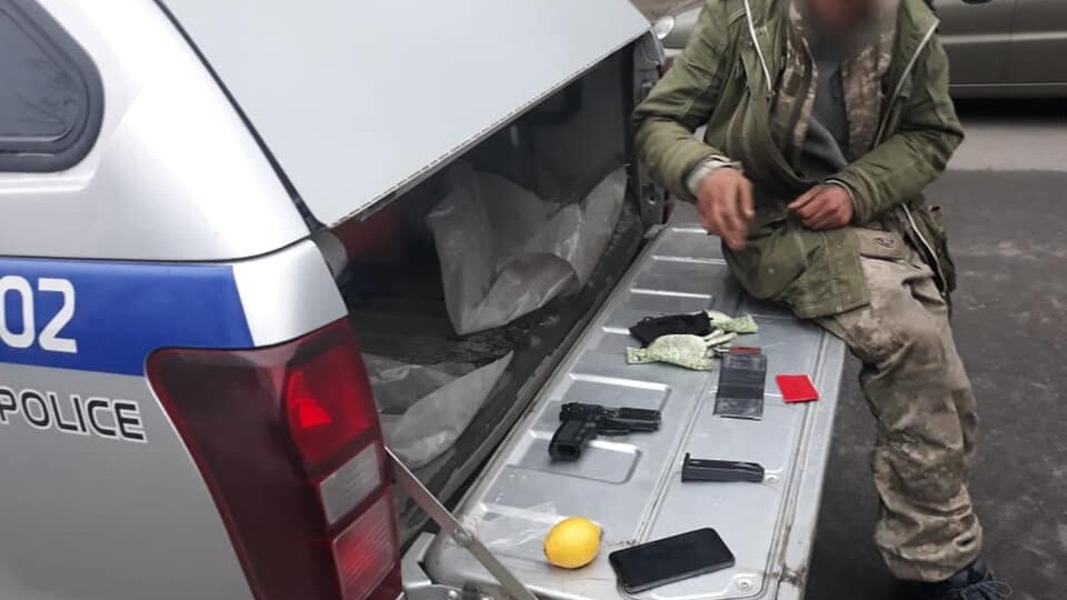 У Луцьку в маршрутці п'яний чоловік розмахував пістолетом. Хулігана затримали