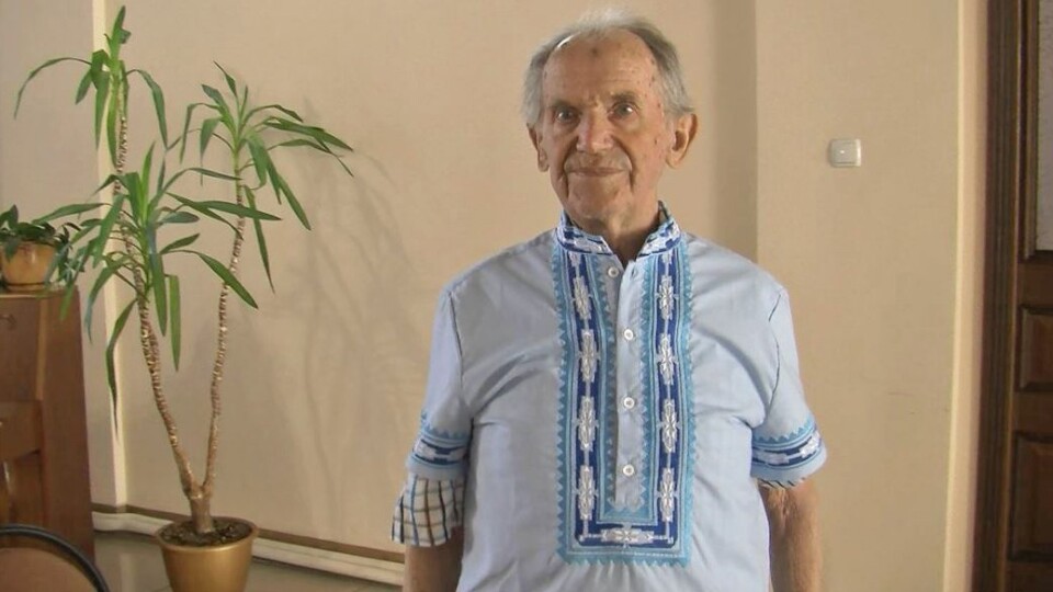 Мріяв про вишиванку. Волиняни зробили подарунок 92-річному переселенцю з Лисичанська