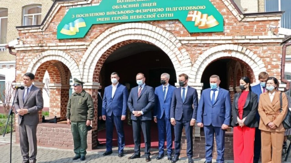 Разумков відвідав військовий ліцей у Луцьку. Там йому подарували форму