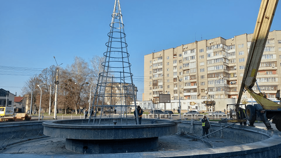 У Луцьку біля «Променя» уже встановлюють новорічну ялинку