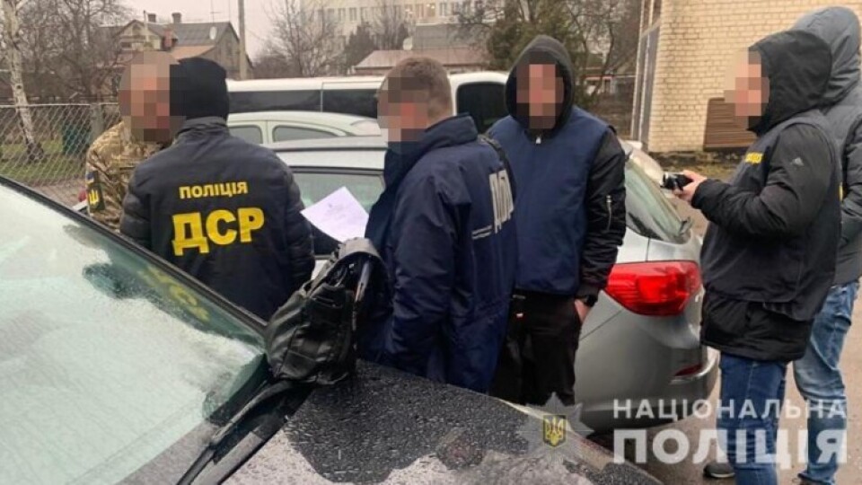 Офіцера Волинського військкомату, який попався на хабарі, узяли під варту