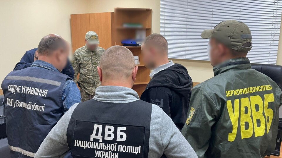 На «Устилузі» чоловік хотів підкупити прикордонника, щоб перетнути кордон
