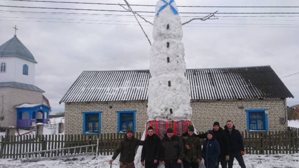 На Волині зліпили семиметрового сніговика