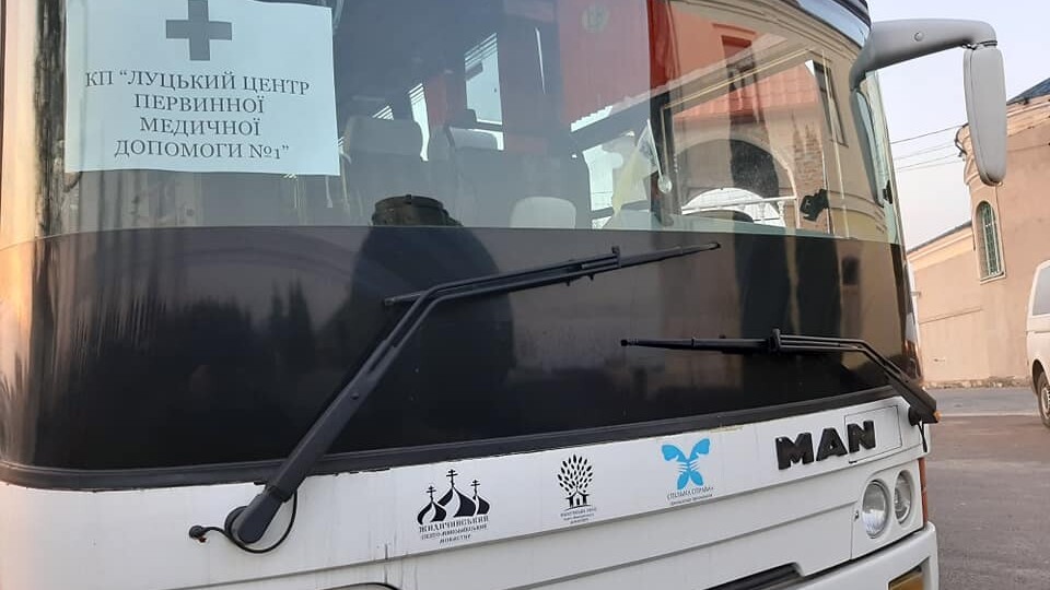 Жидичинський монастир дав транспорт, щоб довозити луцьких медиків на роботу