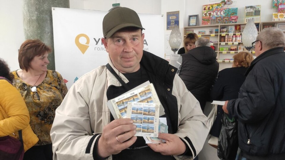 Стояли у чергах з 6 ранку. У Луцьку стартував продаж марки «Рускій воєнний корабль… всьо»