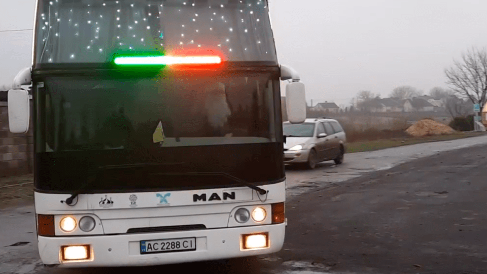 «За кермом – Святий Миколай». Показали відео з «диво-автобусом», який курсує у Луцькій громаді
