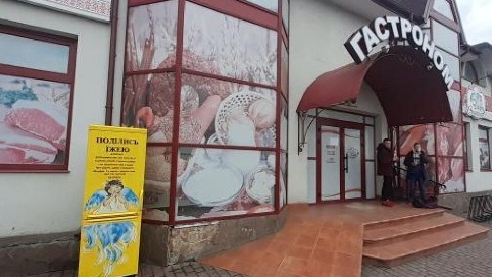 Їжа безкоштовно. У Турійську встановили холодильник для безпритульних