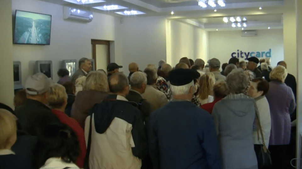 «Людей – тьма-тьмуща».  Як у Луцьку минув перший день видачі електронних квитків