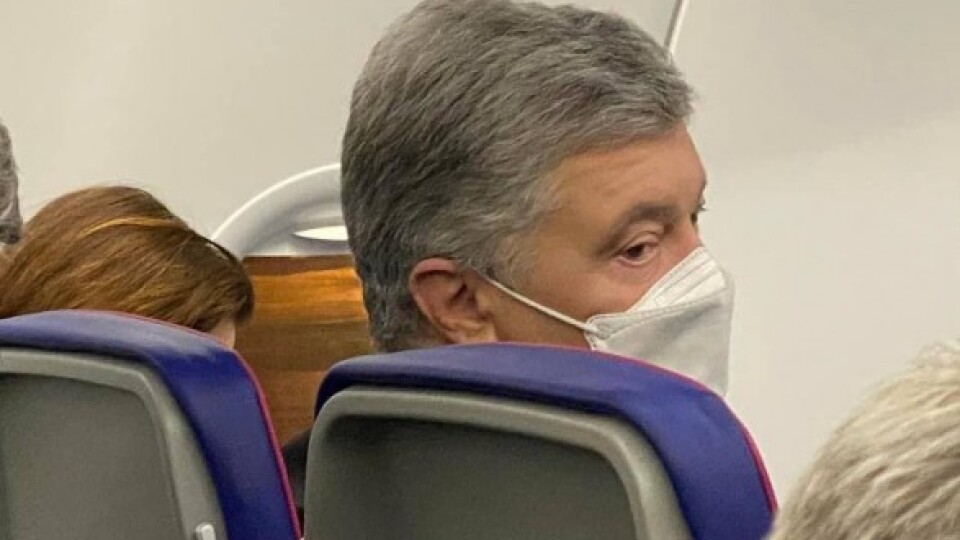 У Порошенка забрали паспорт і не хотіли повертати, бо встановлювали особу