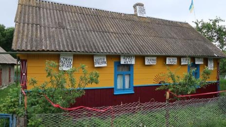 На Волині «війна» за землю: чоловік обписав батьківську хату прокльонами на сусіда