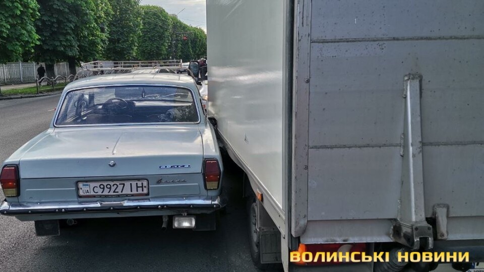 У Луцьку на проспекті зіткнулись дві автівки: утворився затор