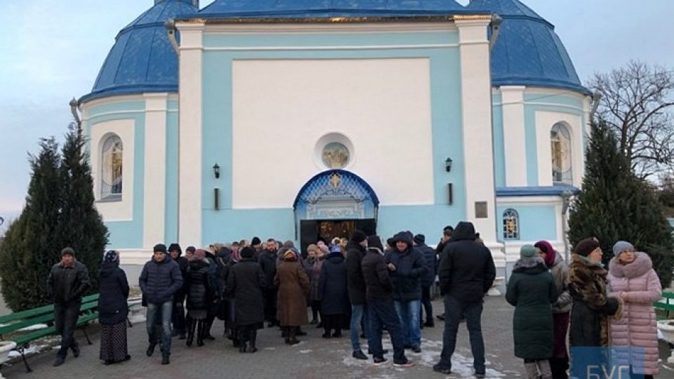 Перехід у ПЦУ монастиря в Низкиничах: одні збори – у храмі, інші – у школі. ФОТО. ВІДЕО