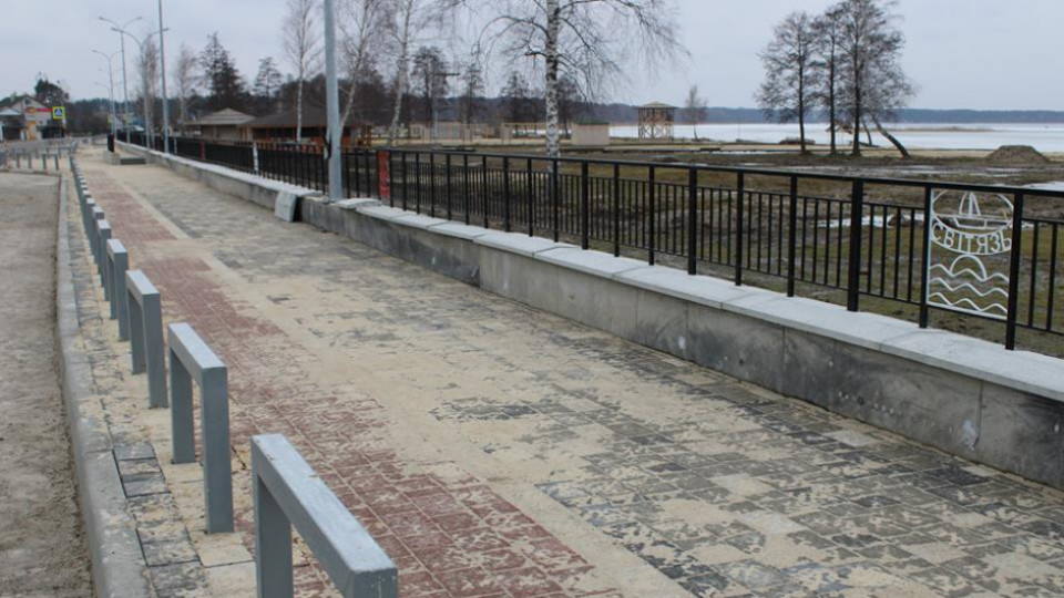 Парковки, ліхтарі та велодоріжки: у Світязі будують сучасну набережну. ФОТО