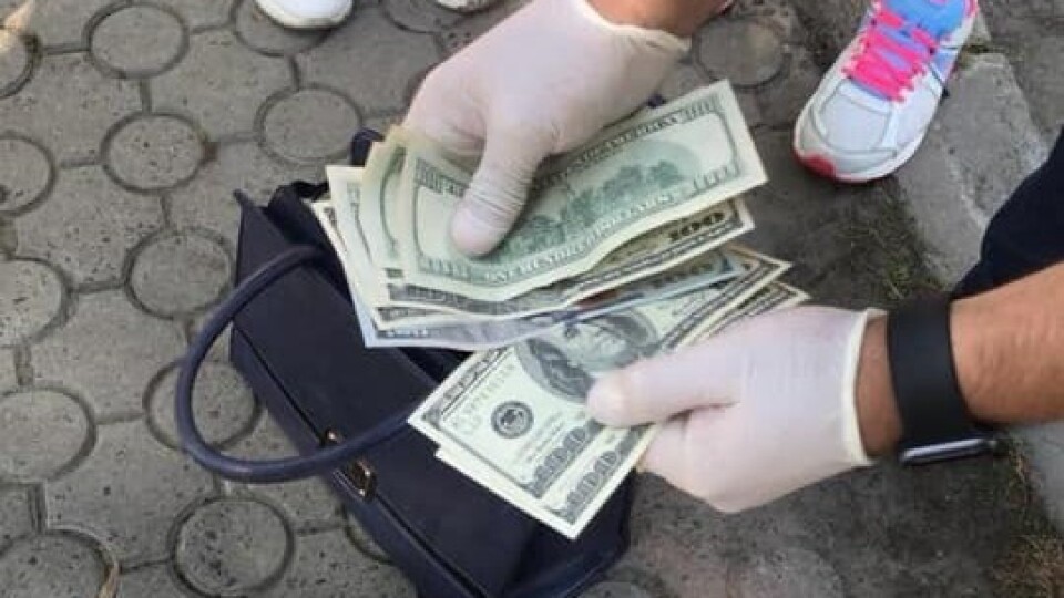 Суд покарав чиновницю Луцької міськради, яка взяла хабар в атовця