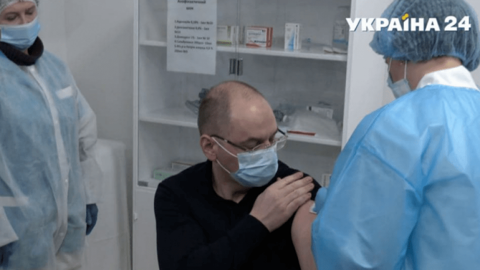 Міністр Степанов провакцинувався від COVID-19 у прямому ефірі. Відео