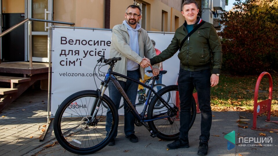 Мінус 22 кг, плюс Pride. Редактор «Першого» отримав велосипед  від Андрія Разумовського