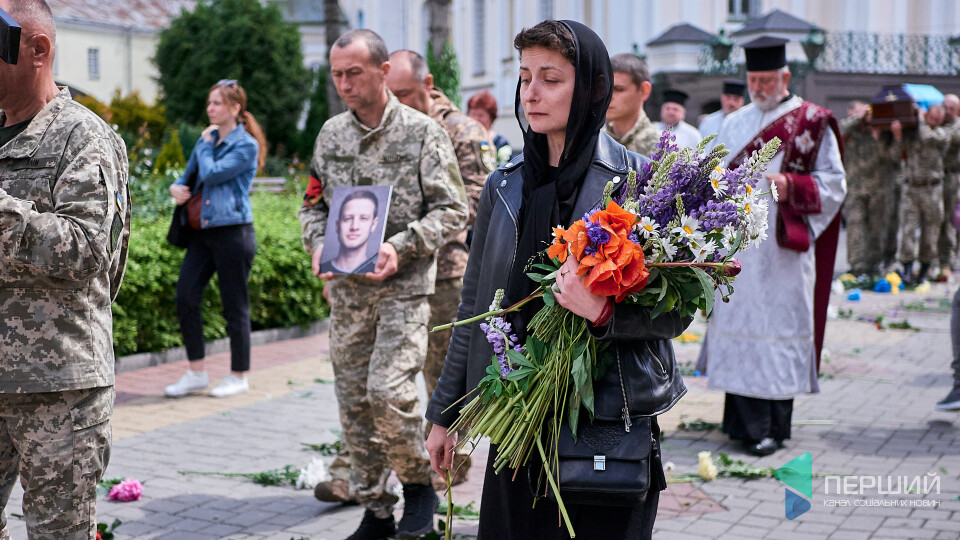 Дорогу встелили квітами: у Луцьку попрощалися з Героєм Маркіяном Нагорнюком