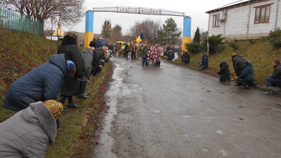 На Волині попрощалися з Героєм, який місяць тому поховав загиблого на фронті батька. ФОТО