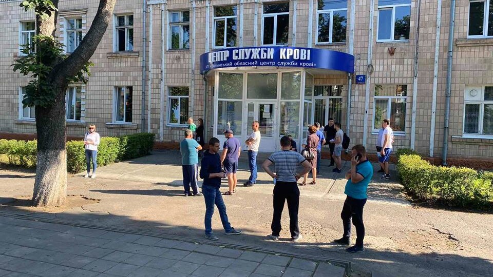 У Луцьку донори мусять стояти у чергах, щоб здати кров. Як вирішити проблему