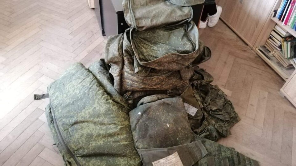 Шеврони з літерою «Z», металеві жетони та вимпел: у волинський музей передали трофеї від ЗСУ