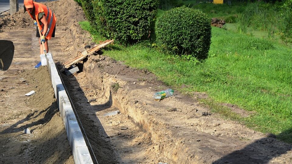 У Луцьку вздовж Центрального парку роблять парковку