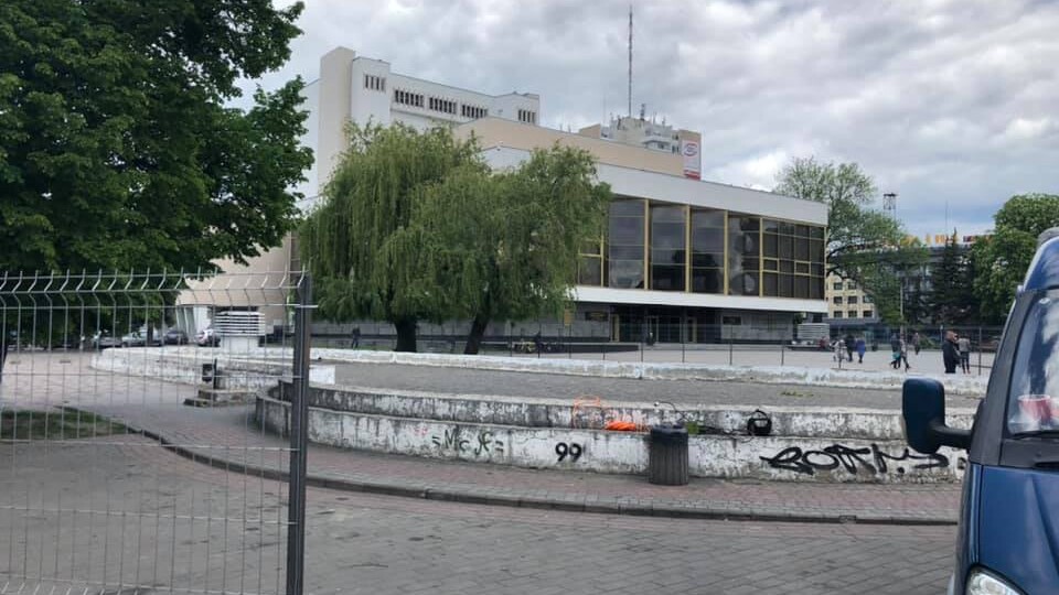 «Бетонне корито проіснувало 16 років». У центрі Луцька почали робити новий фонтан