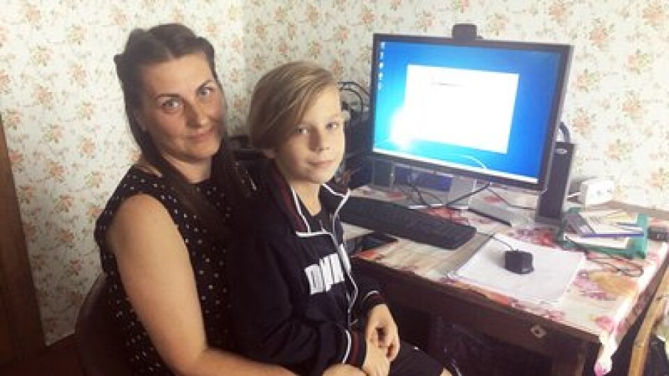 Лучани відгукнулися на прохання в соцмережі та подарували комп'ютер вчительці-переселенці