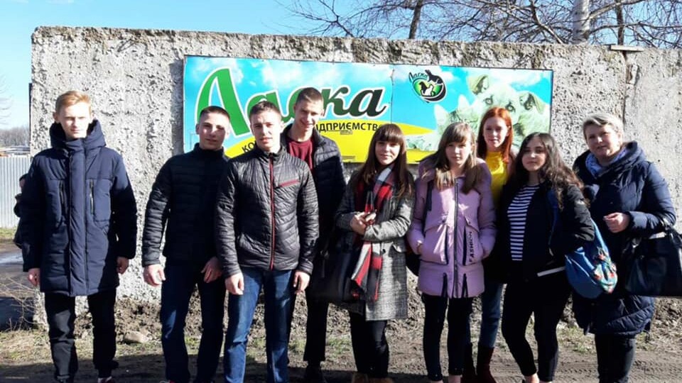 Луцькі школярі передали їжу, гроші та власноруч змайстровану будку для КП «Ласка»