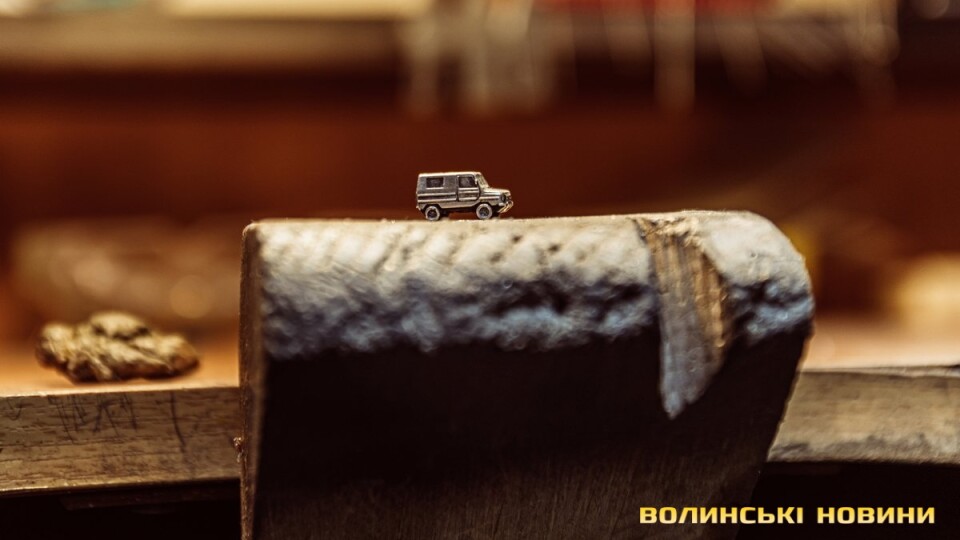 У Луцьку ювелір створив зі срібла славнозвісну «Волинянку»