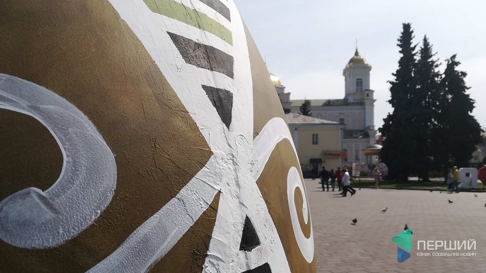 У центрі Луцька встановили величезні писанки за 56 тисяч гривень